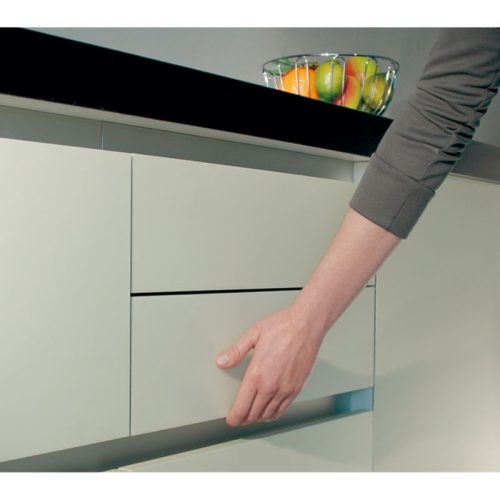 Hình ảnh lắp đặt tay nắm tủ dạng thanh ngang Hafele 126.37.911